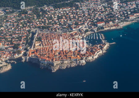 La magnifique vieille ville de Dubrovnik, vu du ciel, tout en descendant dans l'aéroport au sud de la ville historique. Banque D'Images