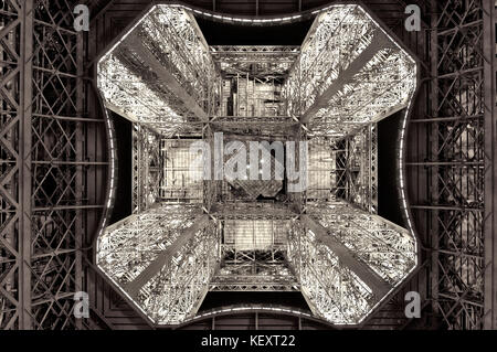 Jusqu'à la jupe de la Tour Eiffel Banque D'Images