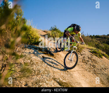 Richie Schley descend un rocher dans les collines de Laguna, CA. 3 mars 2012. Banque D'Images