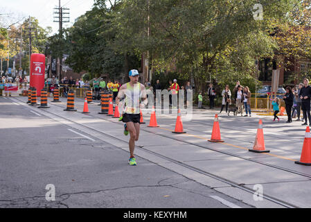 TORONTO, ON/CANADA - 22 OCT 2017 : Greg, coureur de marathon, franchissant le point de retournement de 33 km au marathon riverain de Toronto de la Banque Scotia 2017. Banque D'Images
