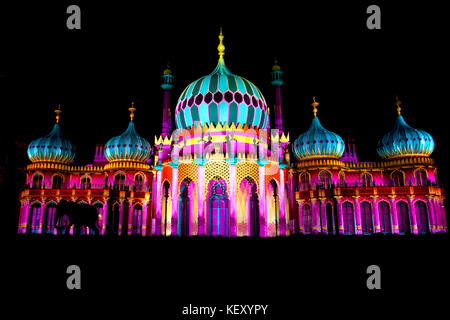 Royal Pavilion, Brighton Festival, 2016, Royaume-Uni le célèbre Royal Pavilion de Brighton est éclairé avec projections multicolores et silhouette d'éléphant. Banque D'Images