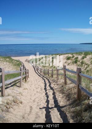 L'accès à la plage au Lac Supérieur au Michigan. Banque D'Images