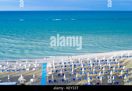 Vue aérienne de parasols et beachline à Marotta. Pour les concepts Voyages et vacances Banque D'Images