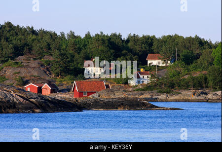 L'archipel de Kristiansand, Norvège le 02 juillet, 2009. vue de l'archipel en soir allumé, les îles et les maisons d'été. éditorial. Banque D'Images