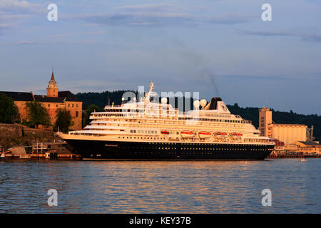 OSLO, NORVÈGE, LE 30 JUIN 2009. Vue du MS Prinsendam amarré à la forteresse d'Akershus dans le port d'Oslo. Soirée ensoleillée. Utilisation éditoriale. Banque D'Images