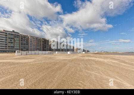 Des complexes d'appartement et cabines de plage à North Sea Resort Knokke-Heist, Belgique Banque D'Images