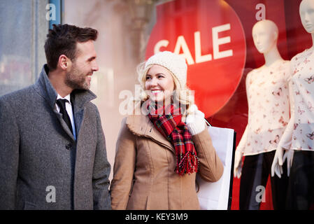 Couple en train de marcher dans le centre commercial passage Banque D'Images