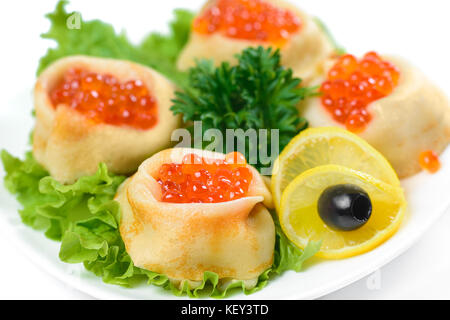 Des crêpes avec du caviar rouge Banque D'Images