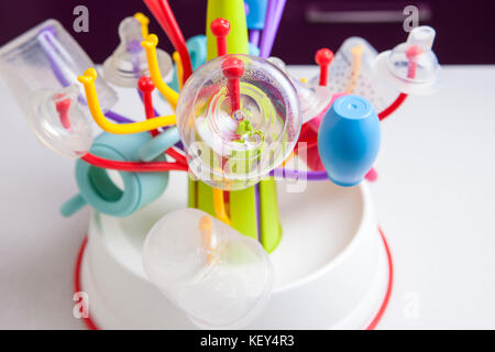 Draineur bébé plein d'objets de table en plastique comme les biberons, mouche bébé, du lait, des tétines et autres bols Banque D'Images