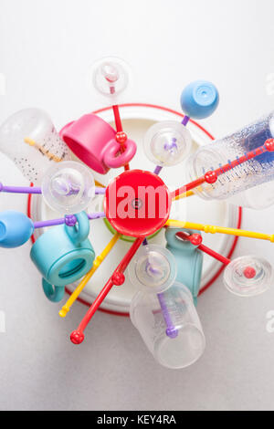Draineur bébé plein d'objets de table en plastique comme les biberons. Angle de vue élevé Banque D'Images