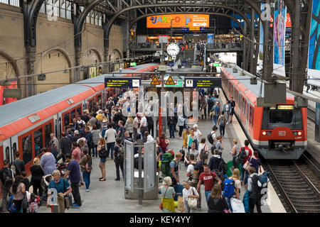 L'embarquement des passagers des trains à la gare principale de Hambourg (Hauptbahnhof), Hambourg, Allemagne Banque D'Images