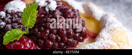 Crème vanille et fruits Berry Puff Pastry Dessert saupoudré de sucre en poudre sur fond sombre Banque D'Images