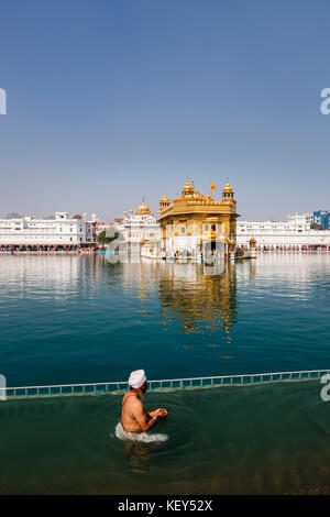 Dévot sikh, l'homme se baignant dans la piscine du Golden Temple d'Amritsar, le lieu le plus sacré de pèlerinage et gurdwara sikh, Amritsar, Punjab, India Banque D'Images