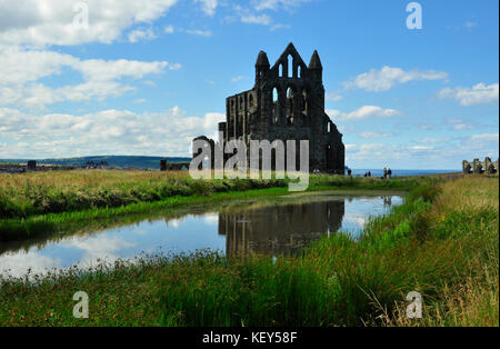 L'abbaye de Whitby est une abbaye bénédictine qui a été réduite à son état actuel par Henry viii en1540 assistée par le bombardement de lui par un cuirassé allemand Banque D'Images