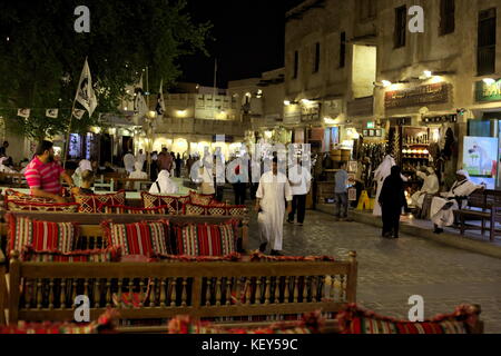 Doha, Qatar - 23 avril 2017 : clients dans l'artère principale du marché souq waqif au Qatar, l'arabie Banque D'Images