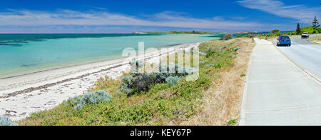 Route côtière au bord de la plage de l'Île Penguin avec shoalwater à distance sur un jour d'été, claire, rockingham Australie occidentale Banque D'Images