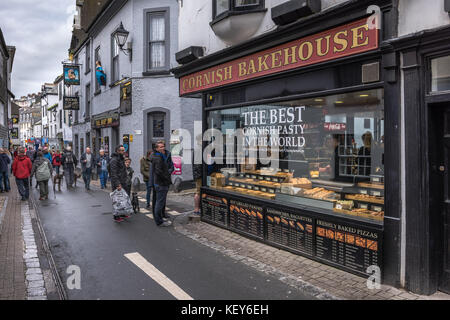 Le Fournil de Cornouailles dans le célèbre village de pêcheurs de Cornouailles Looe, lauréats du monde 2017 Pasty championnats. Banque D'Images