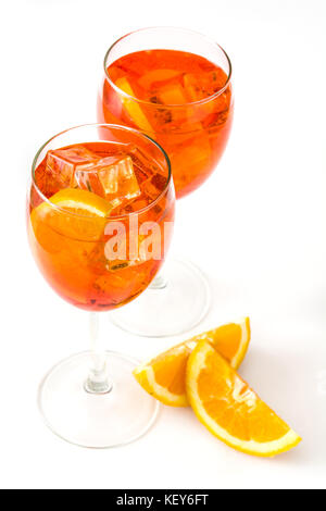 Aperol spritz cocktail au verre isolé sur fond blanc Banque D'Images