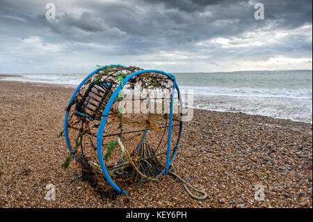 Grand lobster pot rejetés sur Hayling Island Beach après de grands vents et tempêtes en mer. Banque D'Images