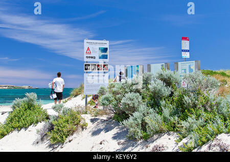 Jour ensoleillé chaud avec de l'eau claire et d'attente pour obtenir plus de ferry pour l'Île Penguin jusqu'au îles de shoalwater marine park, rockingham Australie occidentale Banque D'Images