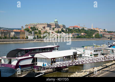 Vue sur le Palais Royal de Buda Castle Hill à travers le Danube depuis le côté Pest. Banque D'Images