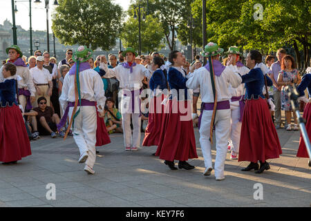 Les touristes regarder comme interprètes n'une robe de danse traditionnelle hongroise en costume traditionnel. Banque D'Images