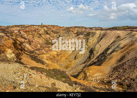 Parys Mountain mine de minerai de cuivre désaffectée vue montrant d'une grande zone à ciel ouvert près de North West Holyhead Anglesey au nord du Pays de Galles UK Septembre 59016 Banque D'Images