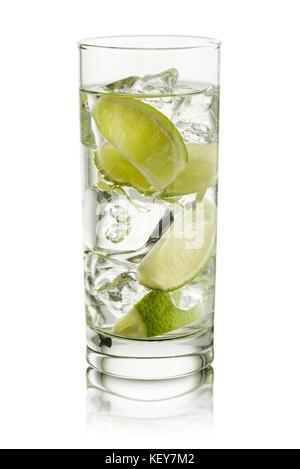 Verre d'eau fraîche avec des tranches de lime, sur fond blanc Banque D'Images