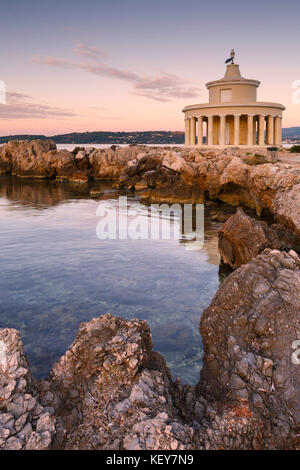 Matin au phare de Saint Theodoroi près de la ville d'Argostoli sur l'île de Céphalonie en Grèce. Banque D'Images