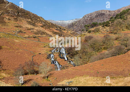 Cascades sur la rivière Afon (MCG) Llançà vue depuis le chemin d'Watkin Mont Snowdon avec la crête de Clogwyn Du dans l'arrière-plan Banque D'Images