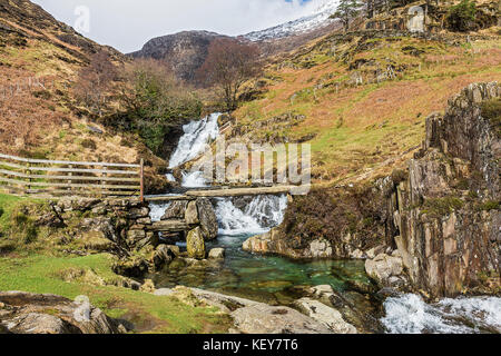 Pont de pierre sur l'ardoise d'Afon (rivière) mcg Llançà montrant piscine turquoise et de cascades à proximité du chemin du Mont Snowdon Watkin de Snowdonia National Park Banque D'Images