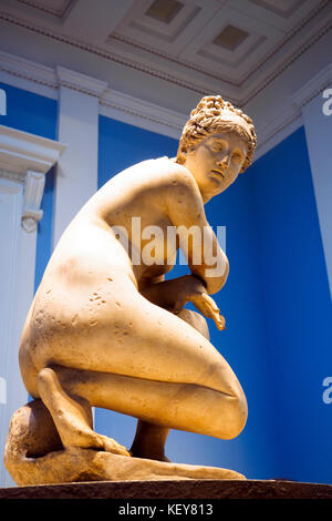 Lely's Vénus (Aphrodite) une déesse Vénus accroupie surpris alors qu'elle baigne 1er 2e siècle Copie romaine d'un original grec perdu en British Museum - Londres, Angleterre Banque D'Images