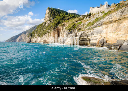 Côte à Porto Venere avec vue sur le Château Doria, Porto Venere, Ligurie, Italie Banque D'Images