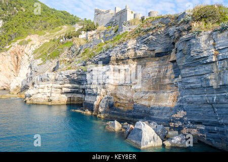 Falaises de Porto Venere avec vue sur le Château Doria, Porto Venere, Ligurie, Italie Banque D'Images