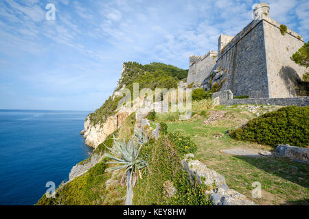 Château Doria au-dessus de la côte à Porto Venere, Ligurie, Italie Banque D'Images