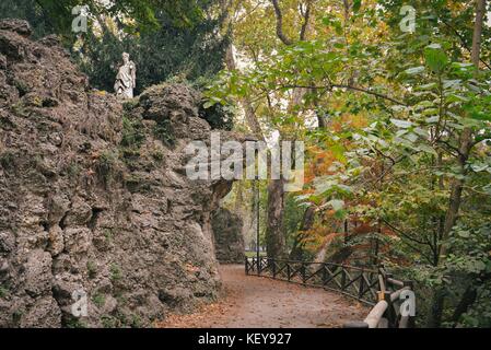 Chemin dans le parc avec sculpture en marbre au sommet de la colline Banque D'Images