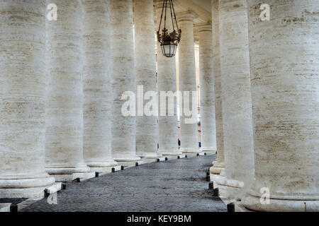 Les statues de saint des colonnades à st. Peter's square, qui est un grand plaza situé directement en face de st. la basilique Saint-Pierre au Vatican. Banque D'Images