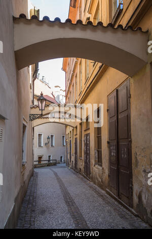 Petite rue pavée et vides et de vieux bâtiments dans la vieille ville à Prague, République tchèque sur une journée ensoleillée. Banque D'Images