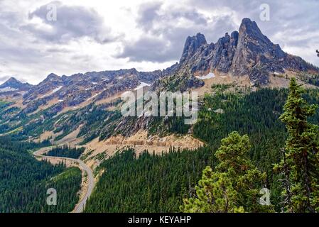 Liberty Bell Mountain et au début de l'hiver à l'extérieur de spires North Cascades National Park, Washington Banque D'Images