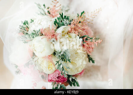 Bouquet de mariage avec fleurs blanches et roses dans les mains de la mariée. Détails de mariage Banque D'Images