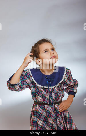 Fille sur un fond gris pensif Banque D'Images