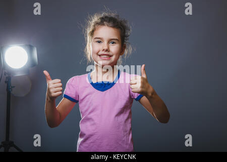 Baby Girl showing Thumbs up sign oui Banque D'Images