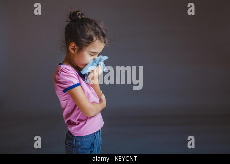 Girl blowing son nez dans un mouchoir Banque D'Images