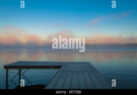 Un dock surplombe un lac calme comme le brouillard se lèvera le matin au début de l'automne à silver lake, Castille, ny Banque D'Images