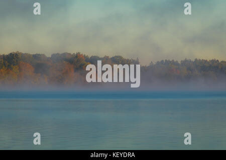 Matin brouillard se lèvera sur un lac calme pour révéler les couleurs de campagne au début de l'automne à silver lake, Castille, ny Banque D'Images