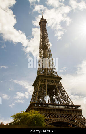 Paris - Septembre 02 : vue de la tour Eiffel dans le ciel de Paris, France, le 2 septembre, 2017 Banque D'Images