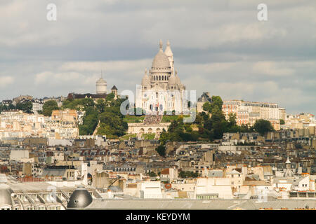 Paris - Septembre 02 : voir les toits de Paris à Montmartre et la basilique du Sacré coeur vu depuis le centre pompidou à paris, France le sep Banque D'Images