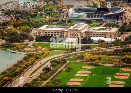 À l'extérieur, vers l'emblématique musée chicago sur le terrain et de soldier field l'aon tower Banque D'Images