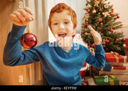 Extrêmement heureux enfant s'énerver pour Noël Banque D'Images