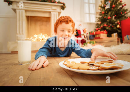 Pour atteindre un autre enfant joyeuse Gingerbread Man Banque D'Images